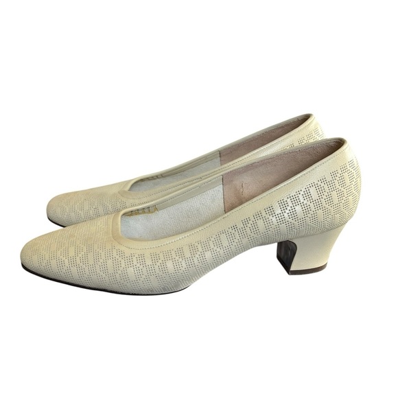 NWT Vintage Betty Red Cross 6.5 Leather Off White Kitten Heels Shoes Deadstock